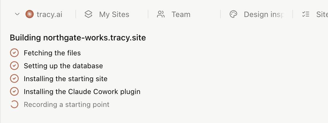 Tracy crea un sito: scarica i file, configura il database, installa il sito iniziale e il plugin Claude Cowork, registra un punto di partenza